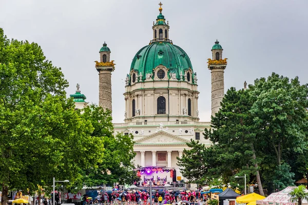 ウィーンの旧市街にある聖チャールズのバロック様式の教会で 聖チャールズ ボロメオに捧げられています — ストック写真