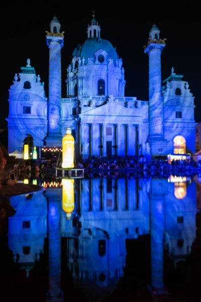 在夏季节日期间 蓝色灯火通明的圣查尔斯伯罗密欧教堂 Karlskirche — 图库照片