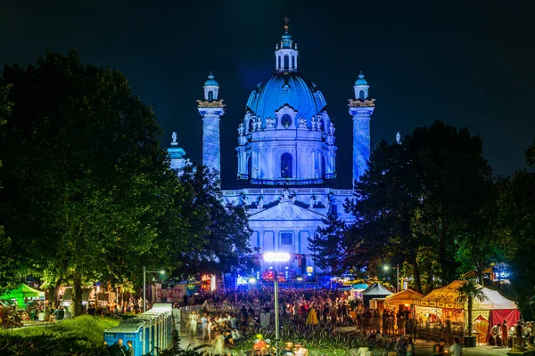 夏祭りの期間中は 青でライトアップされた聖チャールズ ボロメオ教会 カールスカルシュ — ストック写真