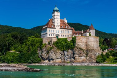 Avusturya 'nın Unesco Miras Alanlarından biri olan Vaçu' daki Schonbuhel Şatosu 'nun Tuna' sından görüntü