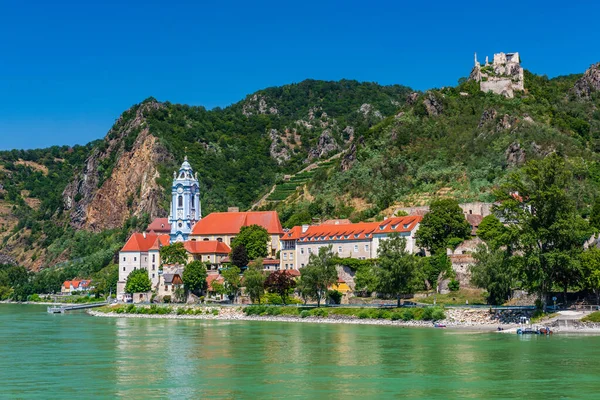 Avusturya 'nın Unesco Dünya Mirası SIte' i, Wachau 'daki Durnstein Kalesi, Köy ve Kilisesi.