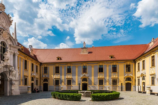 Dziedziniec Kościoła Mariahimmelfahrt Miejscowości Durnstein Wachau Unesco Światowego Dziedzictwa Unesco — Zdjęcie stockowe