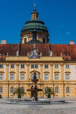 Melk Abbey, Avusturya 'nın güneyindeki Melk kasabasının yukarısında, Tuna nehrine bakan kayalık bir arazide, Vaçu Vadisi' ne bitişik bir Benedikt manastırı..