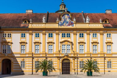 Melk Abbey, Avusturya 'nın güneyindeki Melk kasabasının yukarısında, Tuna nehrine bakan kayalık bir arazide, Vaçu Vadisi' ne bitişik bir Benedikt manastırı..
