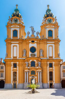 Melk Abbey, Avusturya 'nın güneyindeki Melk kasabasının yukarısında, Tuna nehrine bakan kayalık bir arazide, Vaçu Vadisi' ne bitişik bir Benedikt manastırı..