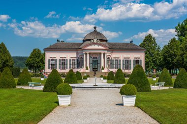 Avusturya 'nın Unesco Dünya Mirası Alanlarından biri olan Vaçu' daki Melk Manastırı 'ndaki Barok Bahçesi' ndeki Pavyon.