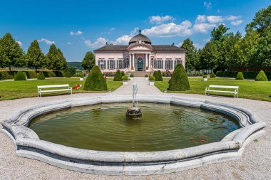 Avusturya 'nın Unesco Dünya Mirası Alanlarından biri olan Vaçu' daki Melk Manastırı 'ndaki Barok Bahçesi' ndeki Pavyon.