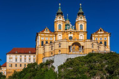 Melk Abbey, Avusturya 'nın güneyindeki Melk kasabasının yukarısında, Tuna nehrine bakan kayalık bir arazide, Vaçu Vadisi' ne bitişik bir Benedikt manastırı..
