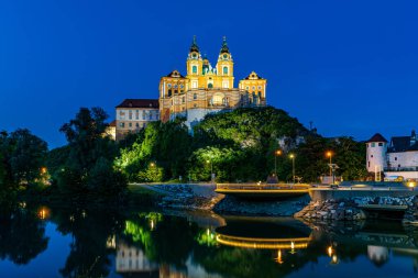 Melk Abbey, Avusturya 'nın güneyindeki Melk kasabasının yukarısında, Tuna nehrine bakan kayalık bir arazide, Vaçu Vadisi' ne bitişik bir Benedikt manastırı..