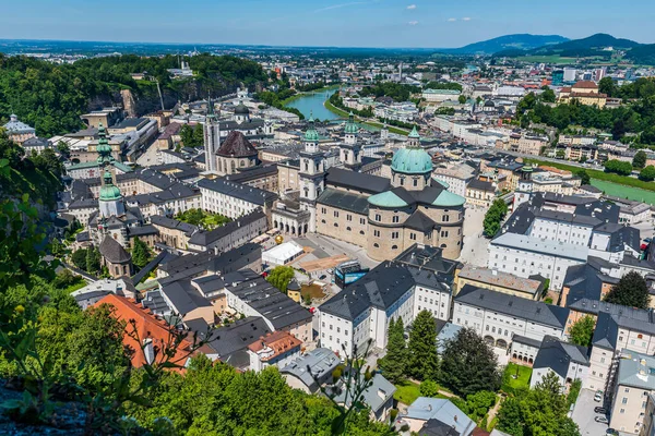 萨尔茨堡市历史中心 从霍亨萨尔茨堡要塞俯瞰的世界遗产 — 图库照片
