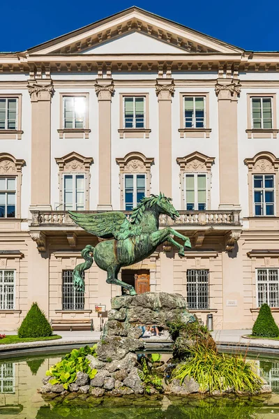 位于奥地利萨尔茨堡历史中心Mirabell宫花园的Pegasus喷泉是联合国的一个历史遗迹 — 图库照片