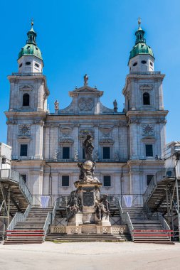 Salzburg Katedrali 'nin ön cephesi ve Avusturya' nın tarihi merkezi Salzburg 'daki çeşme.
