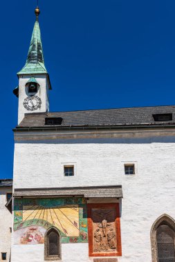 Avusturya 'nın Unesco Tarihi Bölgesi, Salzburg' daki Hohensalzburg Kalesi 'nin ana avlusundaki kilise.