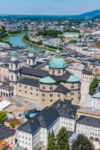 Salzburgs Katedral Och Salzburgs Historiska Centrum Sett Från Ett Fönster — Stockfoto