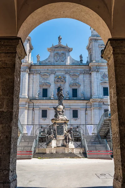 Fațada Catedralei Din Salzburg Fântâna Orientată Centrul Istoric Salzburgului Austria — Fotografie, imagine de stoc