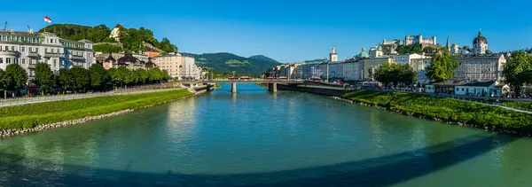 Historické Centrum Salcburku Památkově Chráněné Místo Druhé Straně Řeky Salzach — Stock fotografie