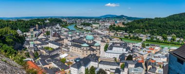 Salzburg şehrinin tarihi merkezi, Hohensalzburg Kalesi 'nden izlenen bir Dünya Mirası Sitesi.