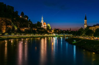 Avusturya 'daki Unesco Dünya Mirası Bölgesi Salzburg' da Salzach nehrinde gün batımı
