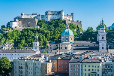Salzburg şehrinin tarihi merkezi, Salzach Nehri 'nin diğer tarafından izlenen bir Dünya Mirası Alanı.