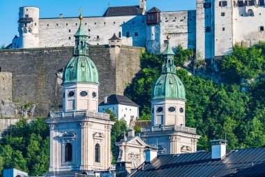 Salzburg Katedrali Saat Kulesi ve eski Salzburg kasabasındaki Hohensalzburg Kalesi