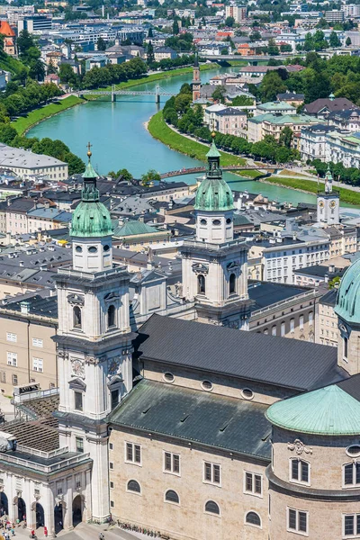 Salzburg Katedrali Nin Saat Kulesi Eski Salzburg Kasabasındaki Hohensalzburg Kalesi — Stok fotoğraf