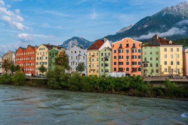 Innsbruck, Tyrol, Avusturya 'daki Inn' in kıyısındaki renkli evler