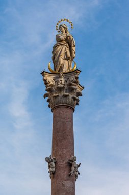 Innsbruck, Tyrol, Avusturya 'daki Inn' in kıyısındaki renkli evler