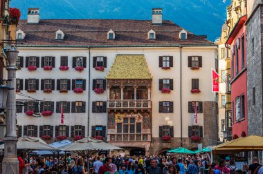 Innsbruck, Avusturya - 21 Temmuz 2019: Eski Innsbruck kasabasındaki Altın Çatı, kasabanın sembolü