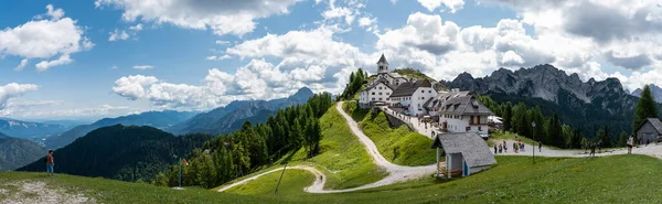 Tarvisio Włochy Sierpnia 2019 Sanktuarium Monte Lussari Położone Szczycie Góry — Zdjęcie stockowe