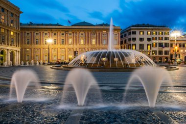 Cenova, İtalya - 27 Ocak 2020: Cenova 'nın ana meydanı çeşme ve su oyunlarıyla ünlüdür.