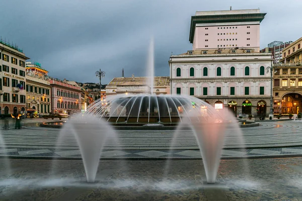 ジェノヴァ イタリア 2020年1月27日 ジェノヴァのメイン広場であるフェラーリ広場は噴水と水のゲームで有名です — ストック写真