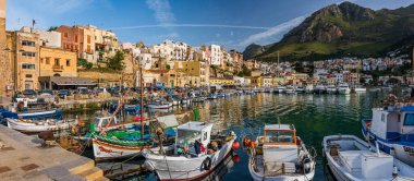 Sicilya 'daki Castellammare del Golfo antik köyünün limanı.