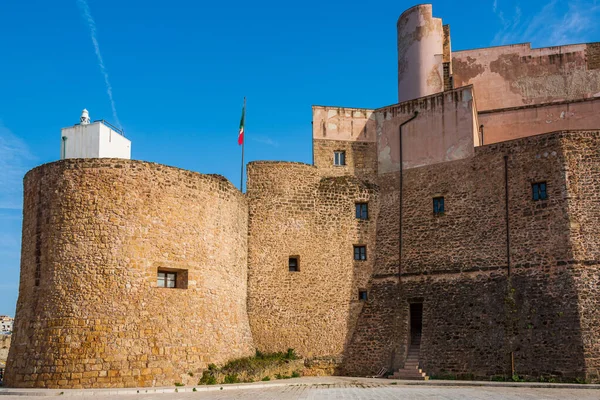 古代の城Castellammare Del Golfoの港近く シチリア島 — ストック写真