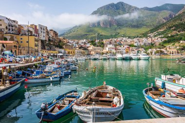 Sicilya 'nın Castellammare del Golfo köyünün balıkçı limanı.