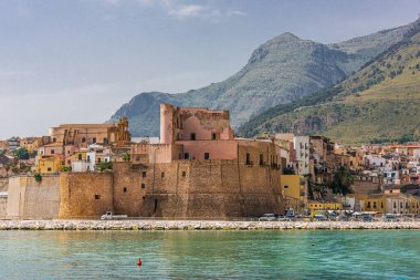 Sicilya 'daki Castellammare del Golfo' nun en üst katındaki antik şato.