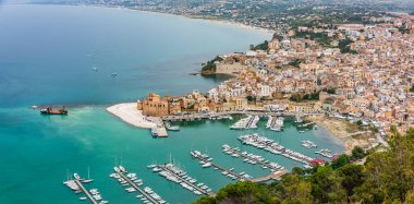 Sicilyalı balıkçı köyü Castellammare del Golfo 'nun tepesinden manzara