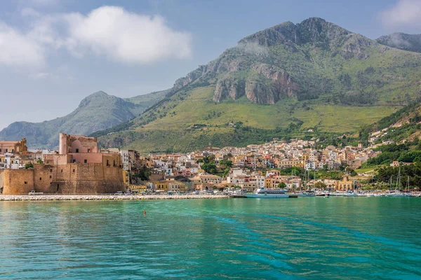 Byn Castellammare Del Golfo Och Slottet Sedd Från Havet — Stockfoto