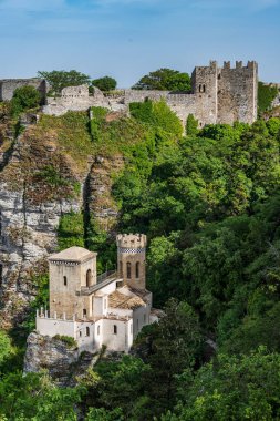 Venüs Kalesi ve Torretta Pepoli eski Erice, Sicilya 'nın zirvesinde, Norman zamanından.