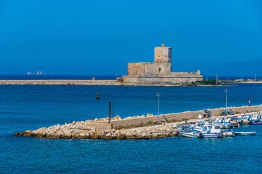 Sicilya 'nın Trapani limanına bakan Ortaçağ Kolombiyası Kalesi de denir.