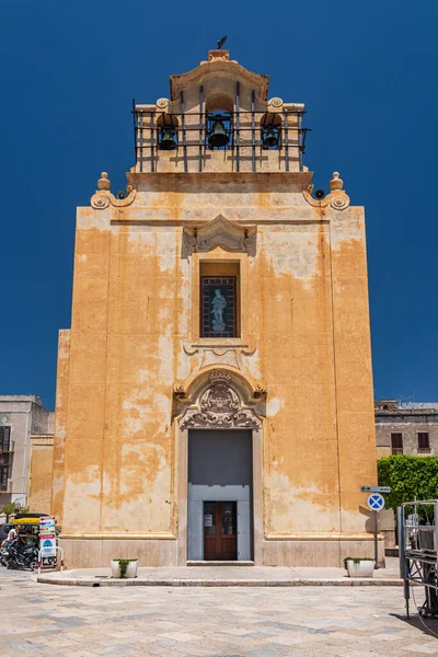 Iglesia Plaza Madrice Pequeño Pueblo Favignana Las Islas Egeas Sicilia —  Fotos de Stock