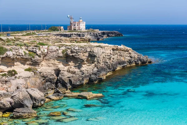 Eau Mer Transparente Cala Azzurra Avec Phare Sur Promontoire Favignana — Photo