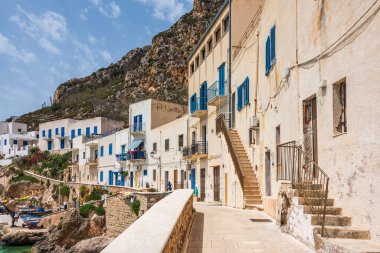 Sicilya 'daki Aegadian Adalarından biri olan Levanzo' daki tek balıkçı köyünün beyaz evleri.