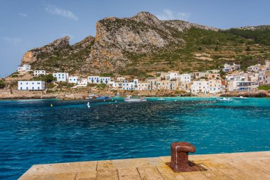 Sicilya 'daki Aegadian Adalarından biri olan Levanzo' daki tek balıkçı köyünün beyaz evleri.