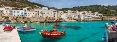 Sicilya 'daki Aegadian Adalarından biri olan Levanzo' daki tek balıkçı köyünün beyaz evleri.