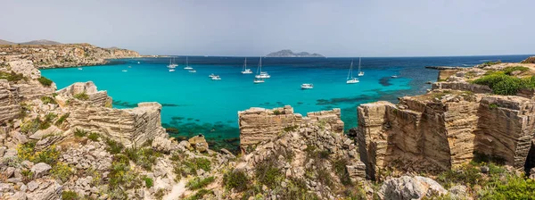 Sicilya 'daki Aegadian Adalarından biri olan Favignana' daki en güzel körfezlerden biri olan Cala Rossa sahilinde.