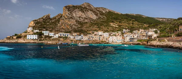 シチリア島のエーゲ海諸島の一つレバンゾの唯一の漁村の白い家 — ストック写真