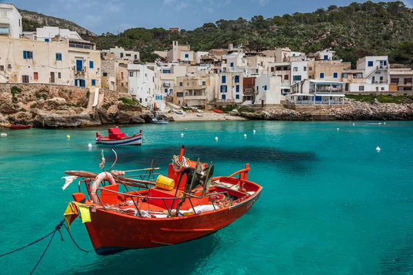 Sicilya 'daki Aegadian Adalarından biri olan Levanzo' daki tek balıkçı köyünün beyaz evleri.