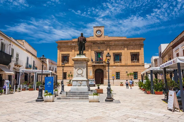 Favignana Italy June 2019 Town Hall Statue Florio Main Square — Stock Photo, Image