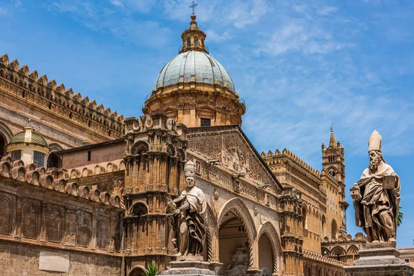 Posąg Przed Katedrą Palermo Kościół Katedralny Rzymskokatolickiej Archidiecezji Palermo Położony — Zdjęcie stockowe
