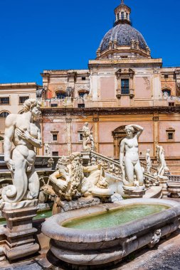 Praetorian Çeşmesi, tarihi merkezin ortasında Francesco Camilliani tarafından inşa edilmiş Palermo 'nun anıtsal bir çeşmesidir.